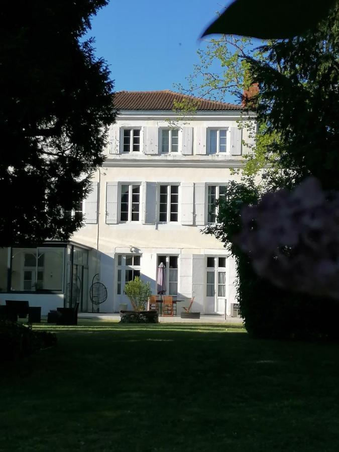 H De Surgeres Bed & Breakfast Exterior photo