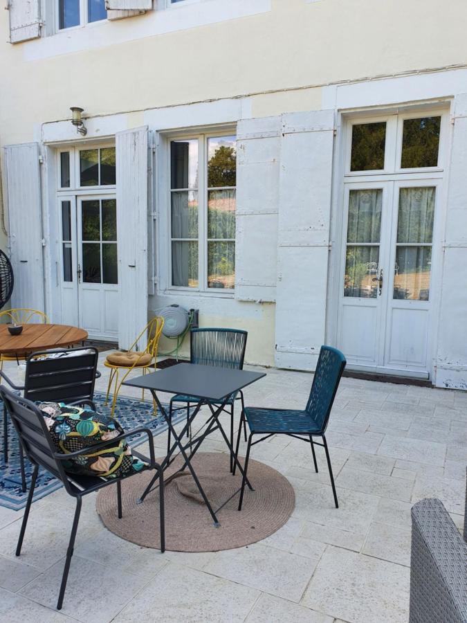 H De Surgeres Bed & Breakfast Exterior photo