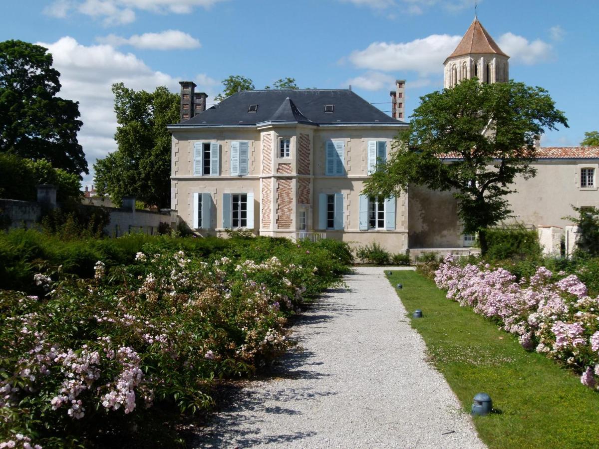 H De Surgeres Bed & Breakfast Exterior photo