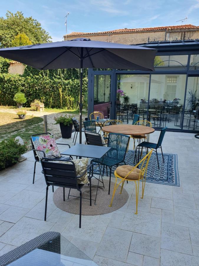 H De Surgeres Bed & Breakfast Exterior photo