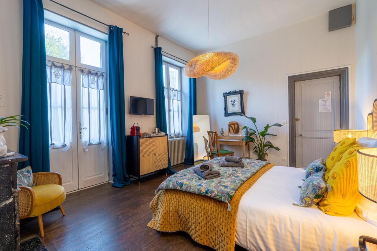 H De Surgeres Bed & Breakfast Exterior photo