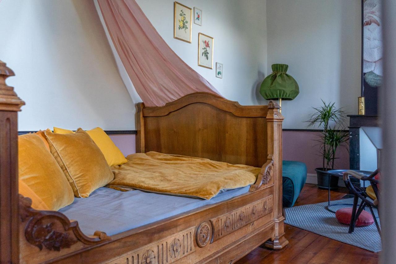 H De Surgeres Bed & Breakfast Exterior photo