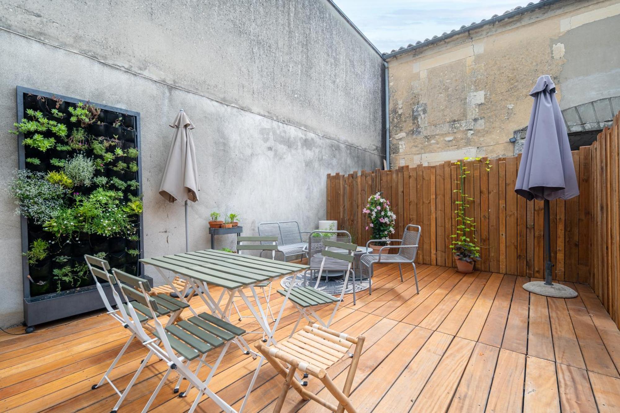 H De Surgeres Bed & Breakfast Exterior photo