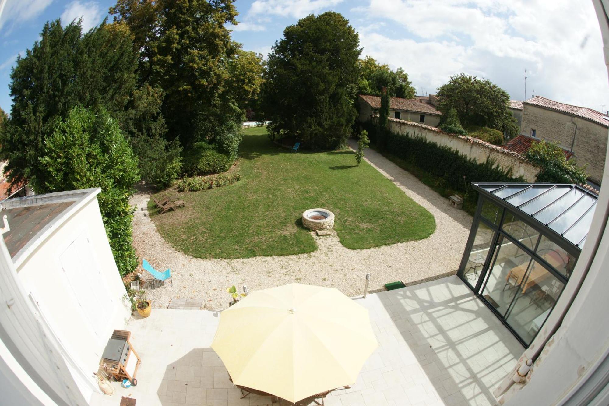 H De Surgeres Bed & Breakfast Exterior photo