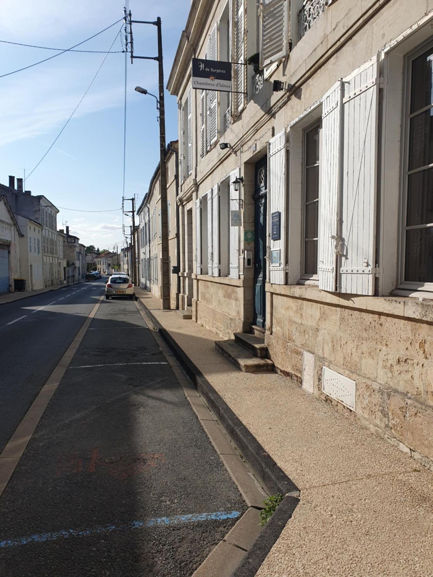 H De Surgeres Bed & Breakfast Exterior photo