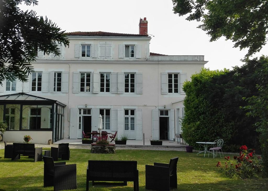 H De Surgeres Bed & Breakfast Exterior photo