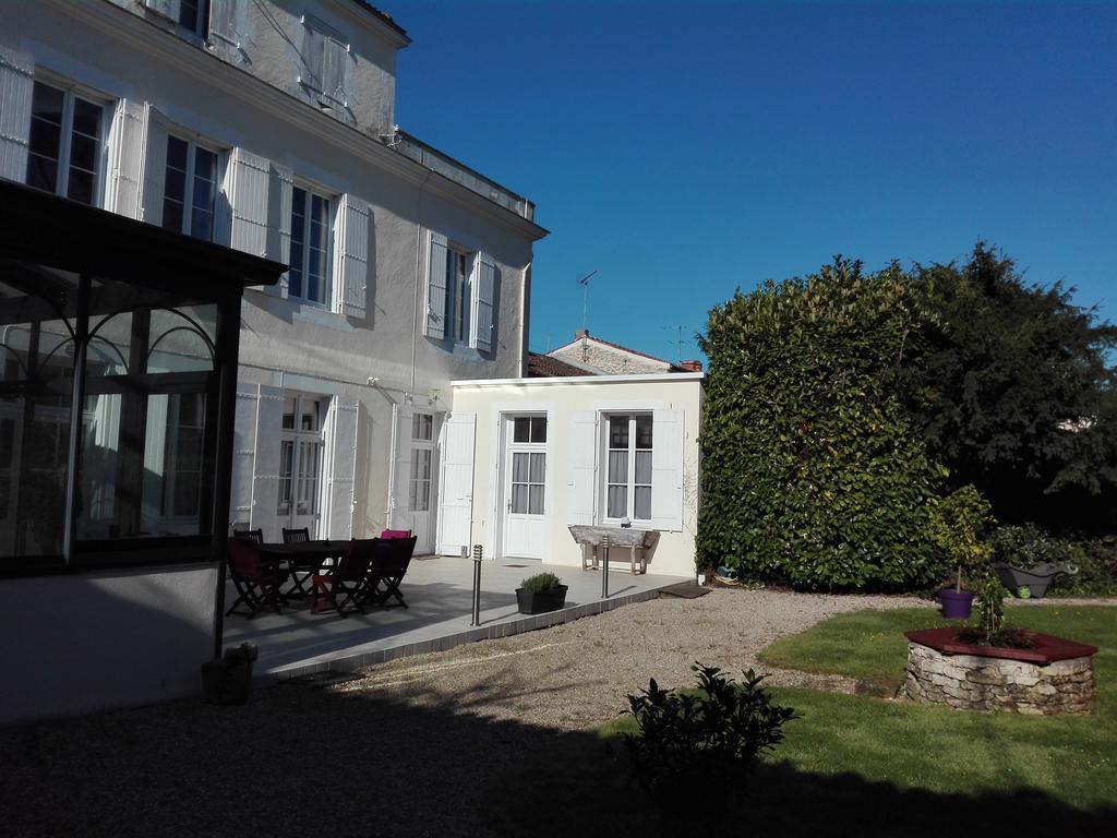 H De Surgeres Bed & Breakfast Exterior photo