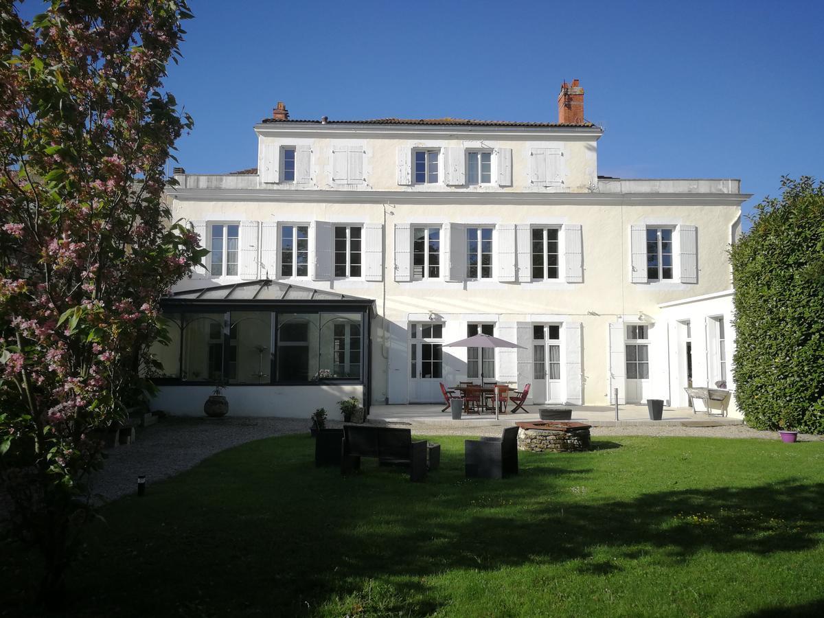 H De Surgeres Bed & Breakfast Exterior photo